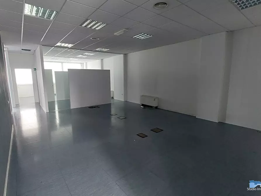Immagine 8 di Ufficio in affitto  a Ivrea
