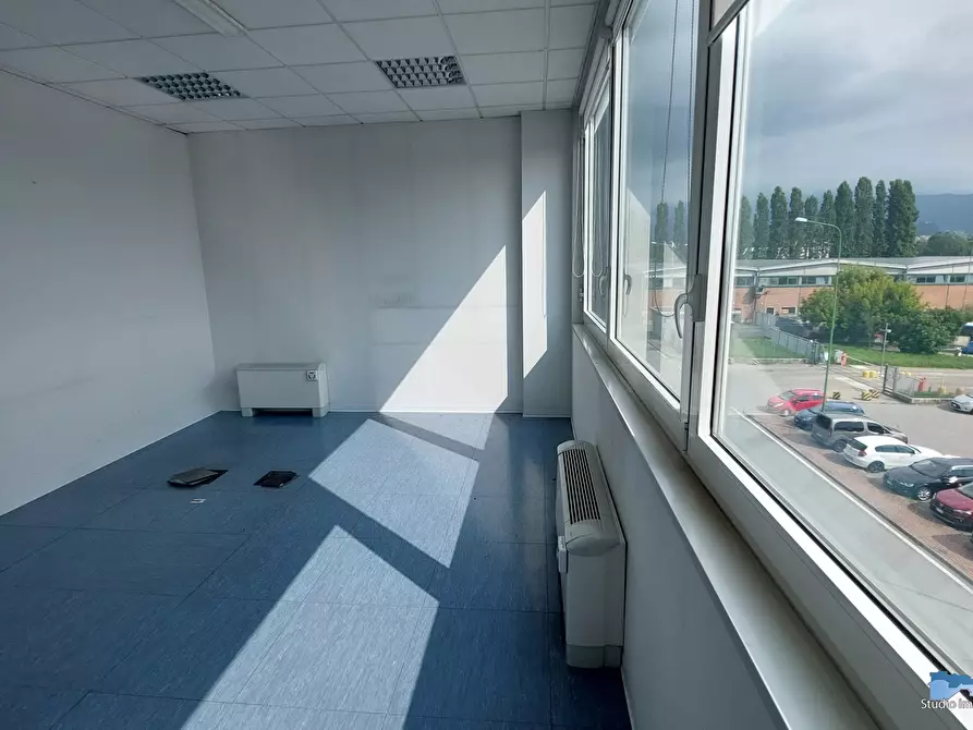 Immagine 9 di Ufficio in affitto  a Ivrea