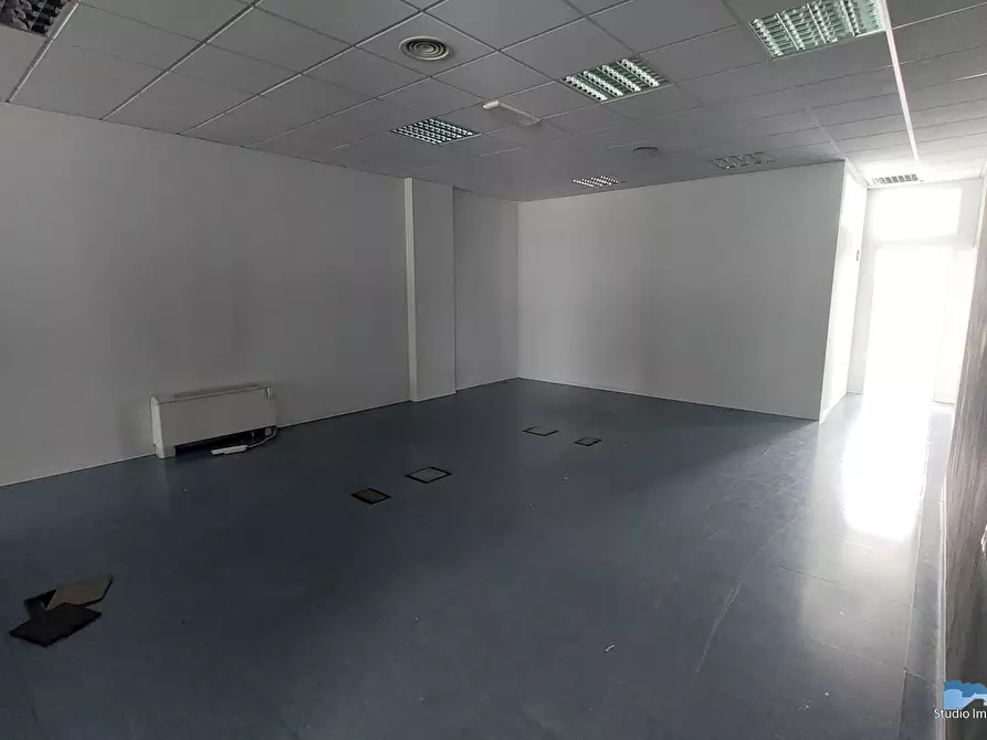 Immagine 7 di Ufficio in affitto  a Ivrea