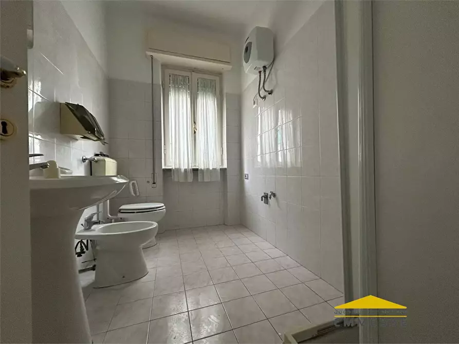 Immagine 10 di Ufficio in affitto  a Massa