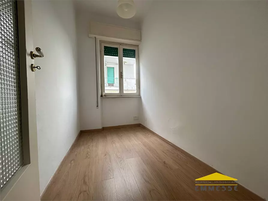 Immagine 9 di Ufficio in affitto  a Massa