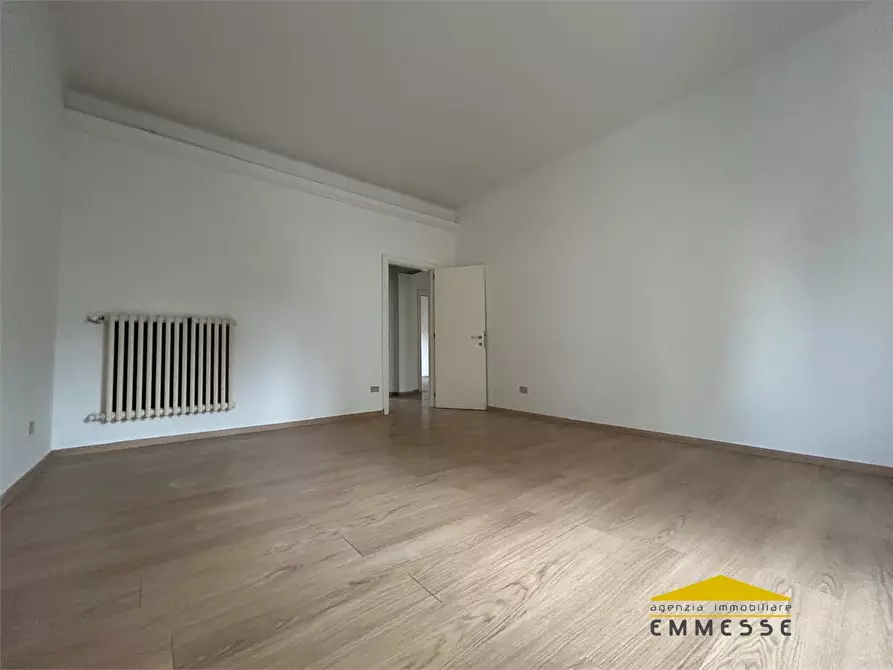 Immagine 5 di Ufficio in affitto  a Massa