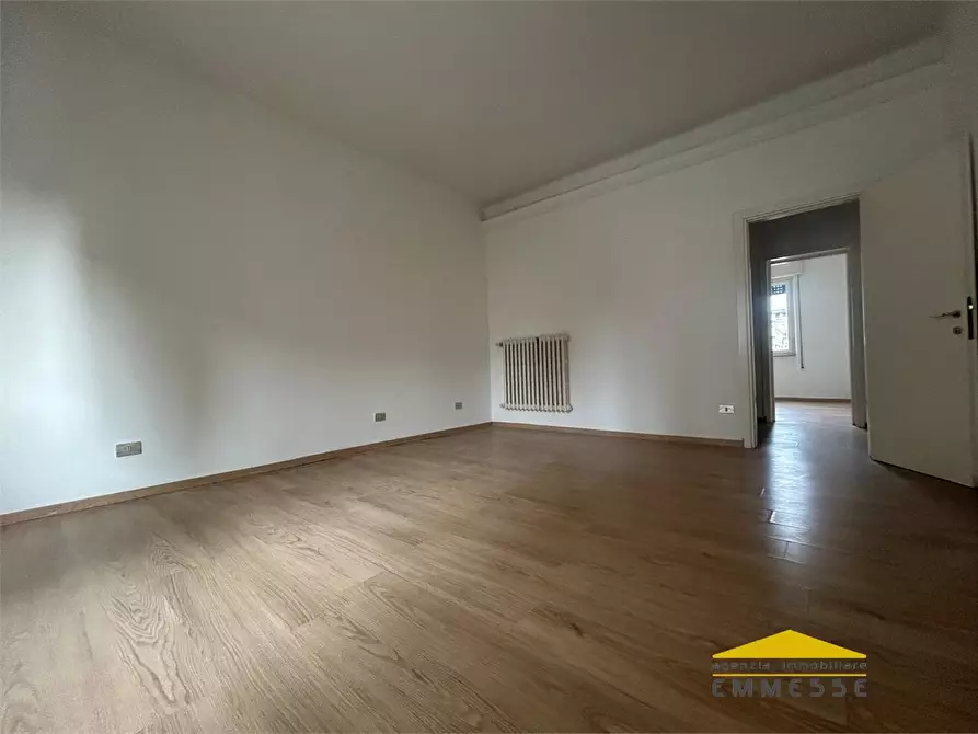 Immagine 8 di Ufficio in affitto  a Massa