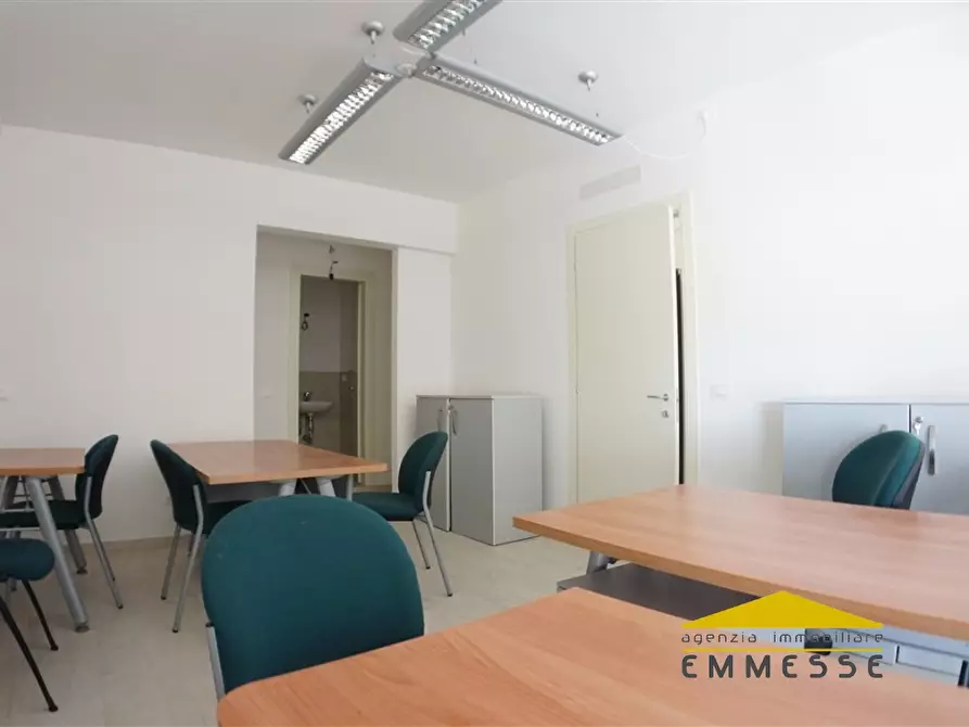 Immagine 5 di Ufficio in affitto  a Massa