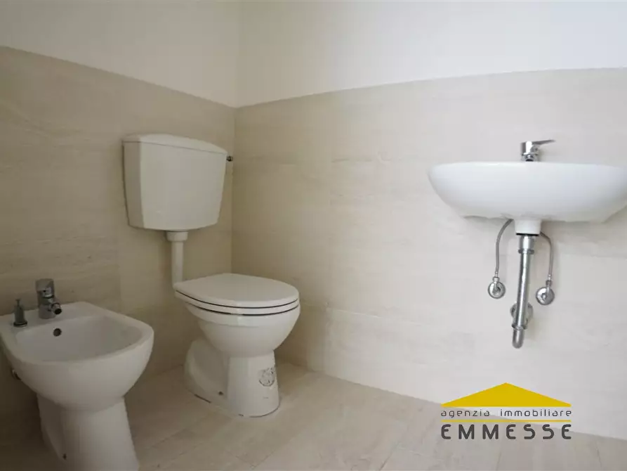 Immagine 9 di Ufficio in affitto  a Massa