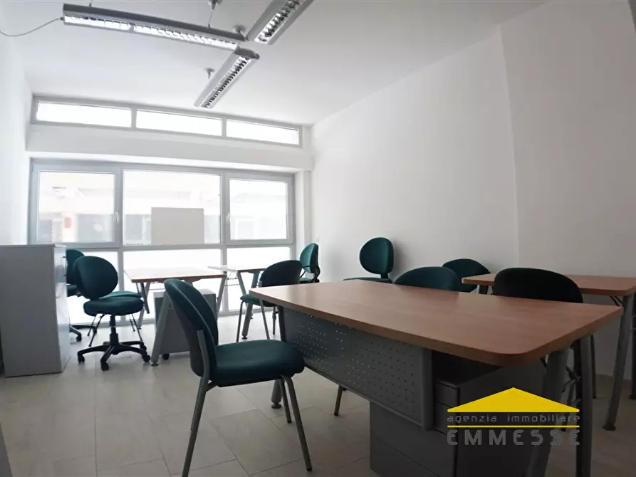 Immagine 3 di Ufficio in affitto  a Massa