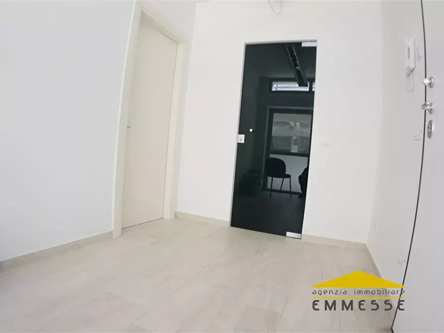 Immagine 8 di Ufficio in affitto  a Massa