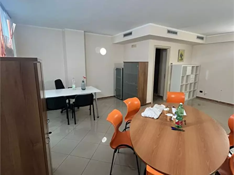Immagine 1 di Ufficio in affitto  100 a Casalnuovo Di Napoli