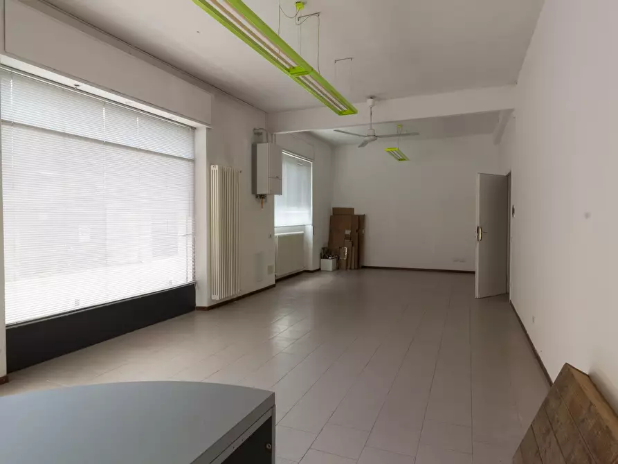 Immagine 10 di Negozio in affitto  32 a Mandello Del Lario