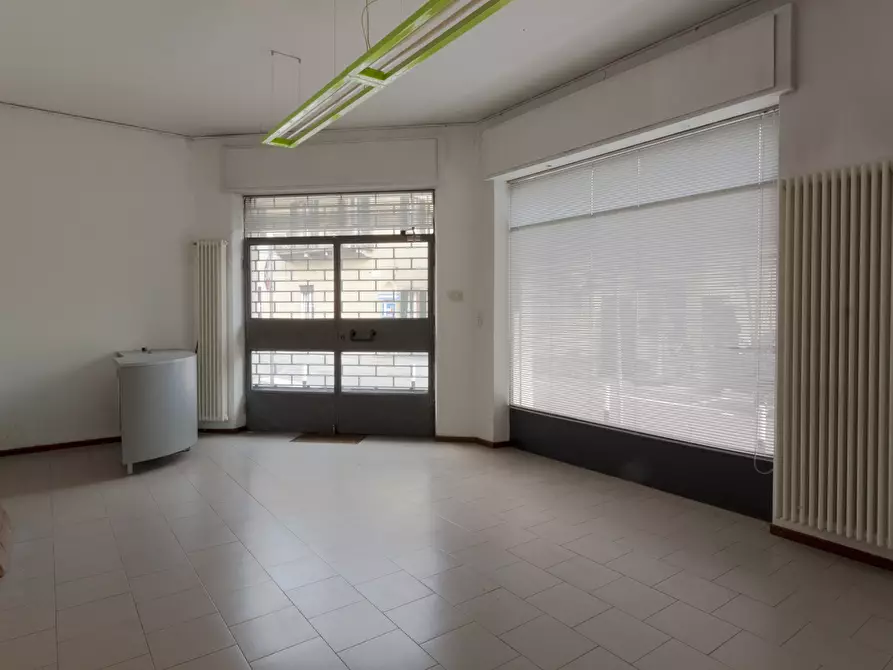 Immagine 6 di Negozio in affitto  32 a Mandello Del Lario