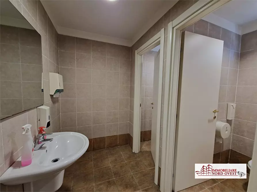 Immagine 10 di Ufficio in affitto  snc a Milano