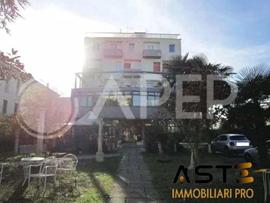 Immagine 1 di Palazzo in vendita  a Abano Terme