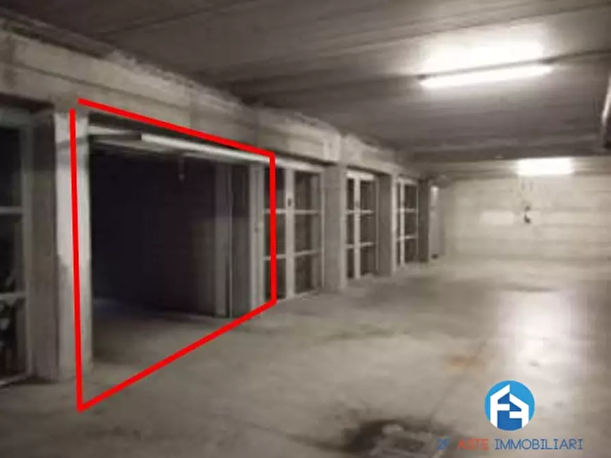 Immagine 1 di Garage in vendita  24 a Reggio Nell'emilia