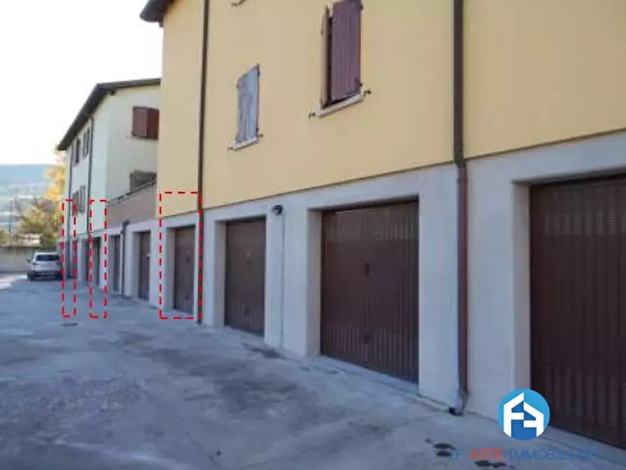 Immagine 1 di Garage in vendita  a Baiso