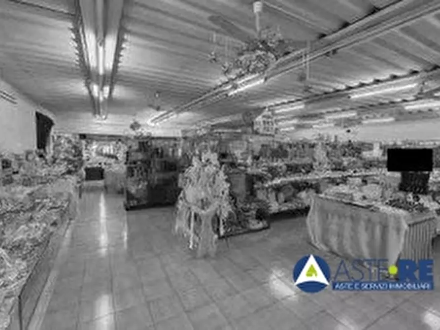 Immagine 5 di Capannone industriale in vendita  a Viterbo