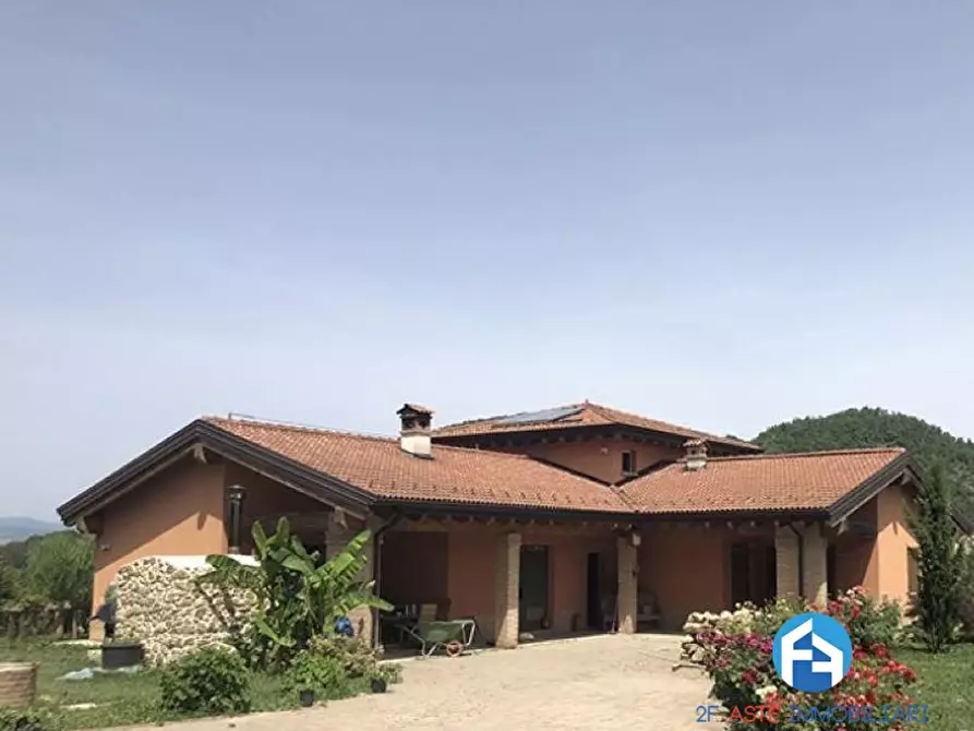 Immagine 1 di Villa in vendita  a Castelnovo Ne' Monti