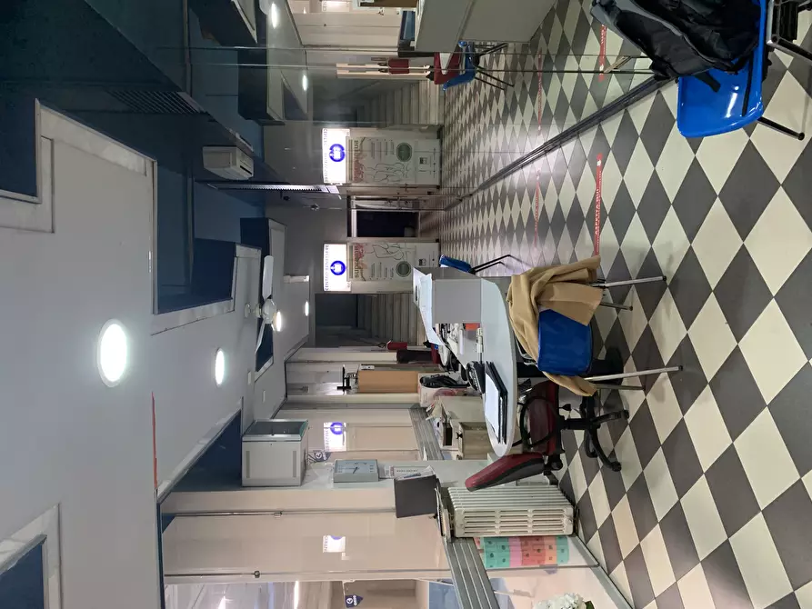 Immagine 6 di Negozio in vendita  74 a Torino