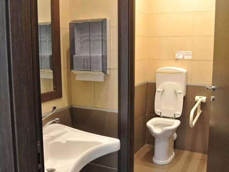 Immagine 5 di Negozio in vendita  144 a Torino