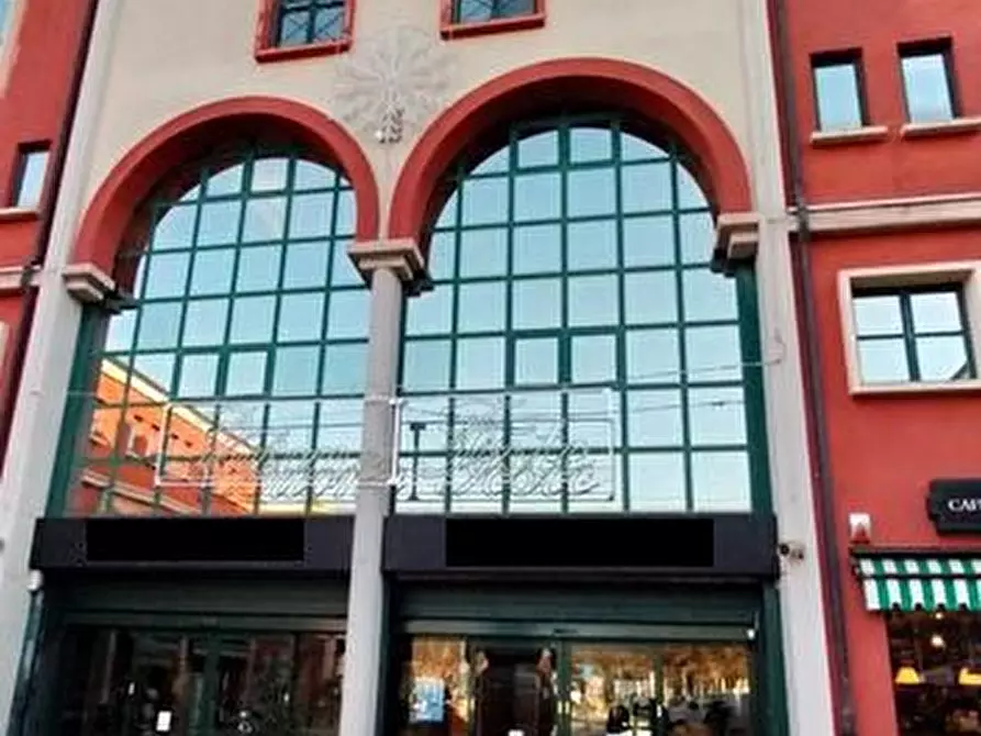 Immagine 2 di Negozio in vendita  51 a Chieri