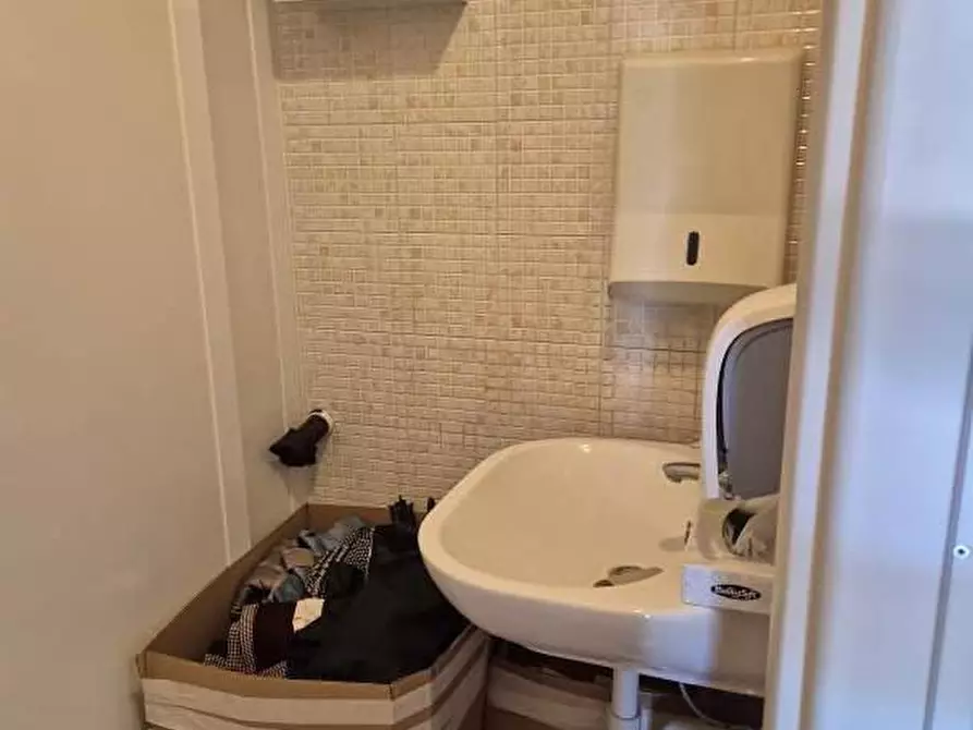 Immagine 8 di Negozio in vendita  51 a Loano