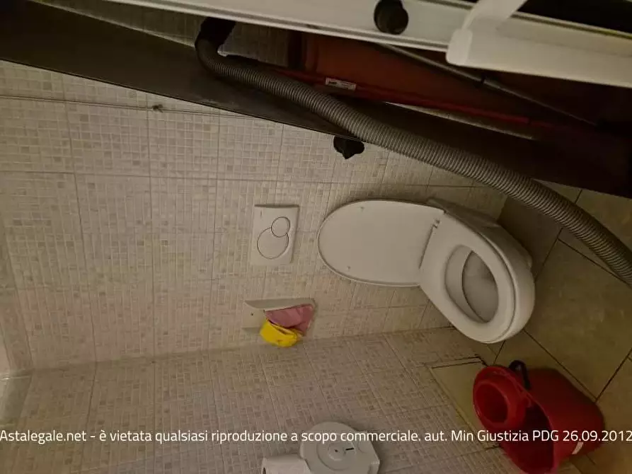 Immagine 10 di Negozio in vendita  51 a Loano