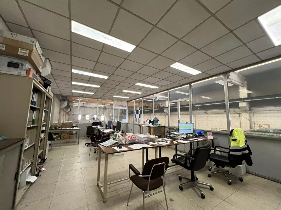 Immagine 2 di Negozio in vendita  8 a La Loggia