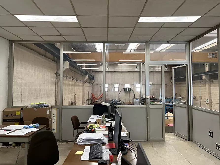 Immagine 4 di Negozio in vendita  8 a La Loggia