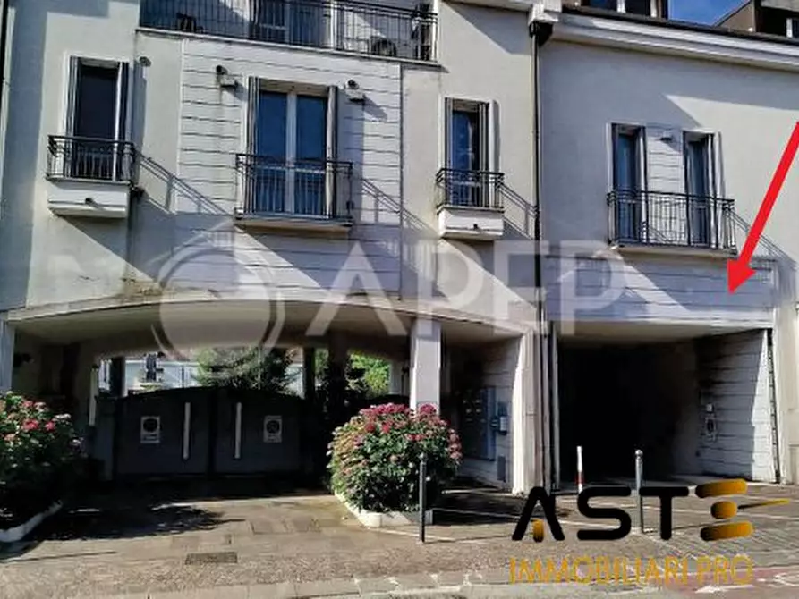 Immagine 1 di Garage in vendita  a Padova