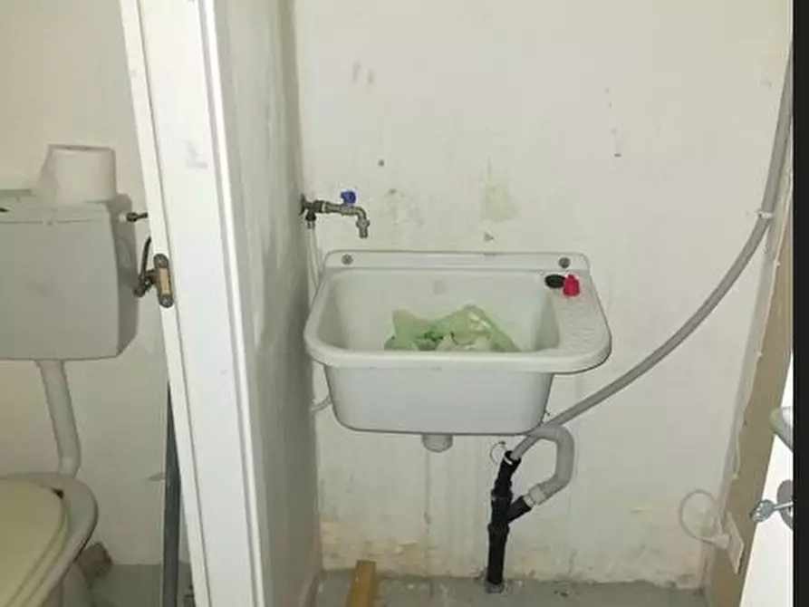 Immagine 6 di Negozio in vendita  51 a Chieri