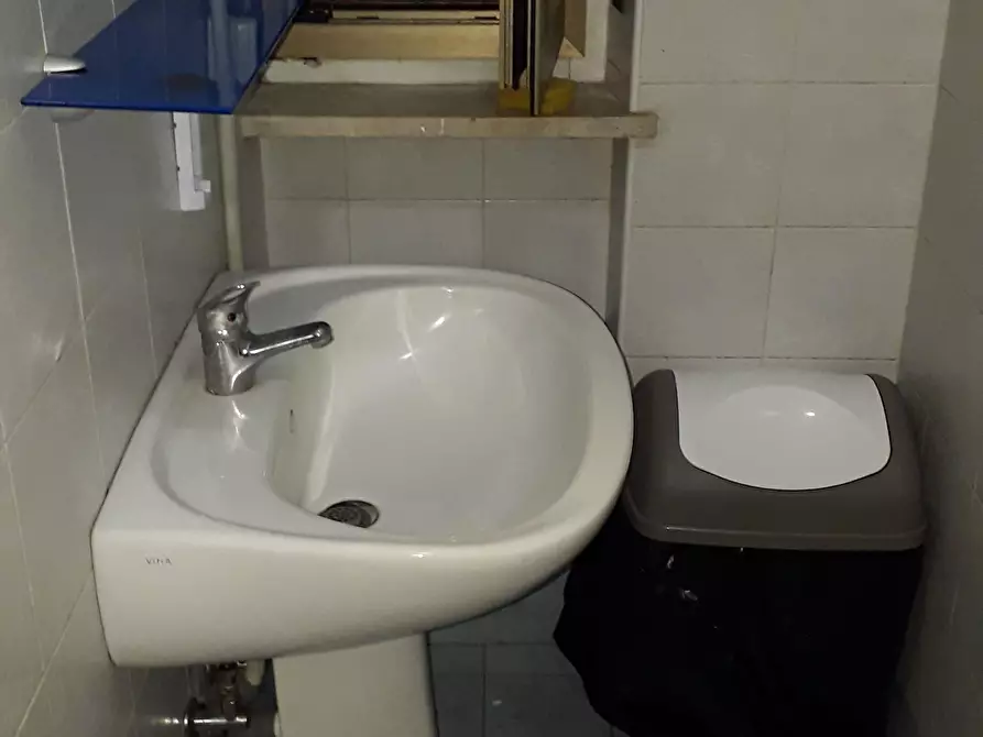 Immagine 8 di Negozio in vendita  54 a Moncalieri