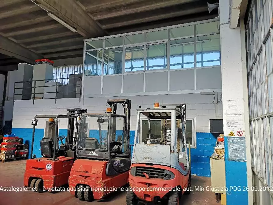 Immagine 10 di Negozio in vendita  SNC a Albenga