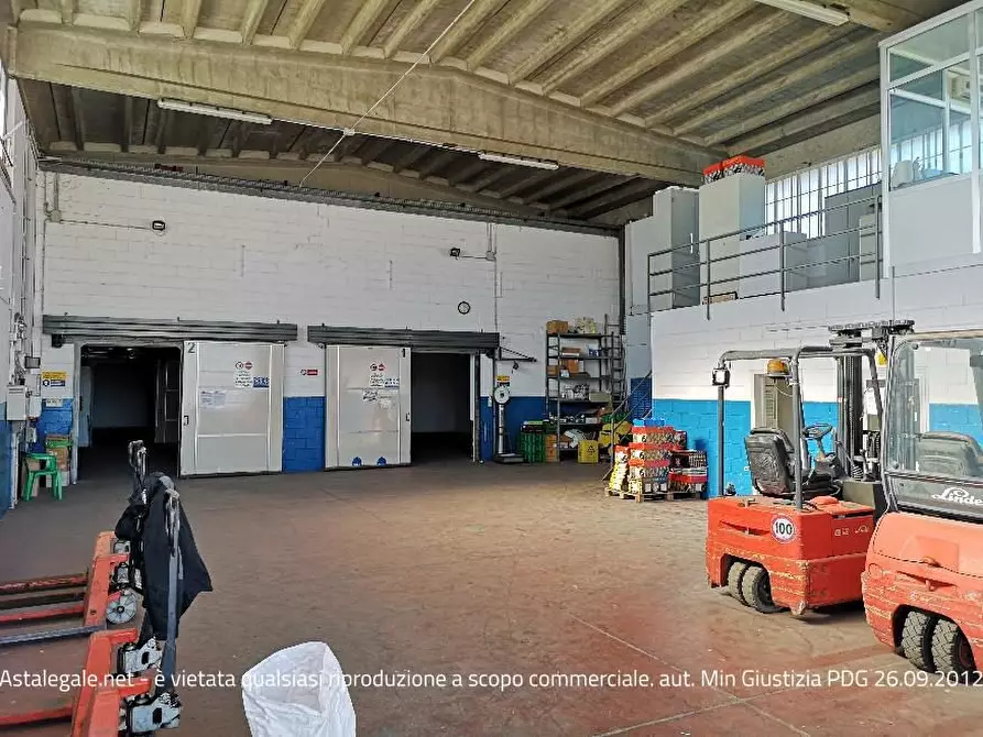 Immagine 9 di Negozio in vendita  SNC a Albenga