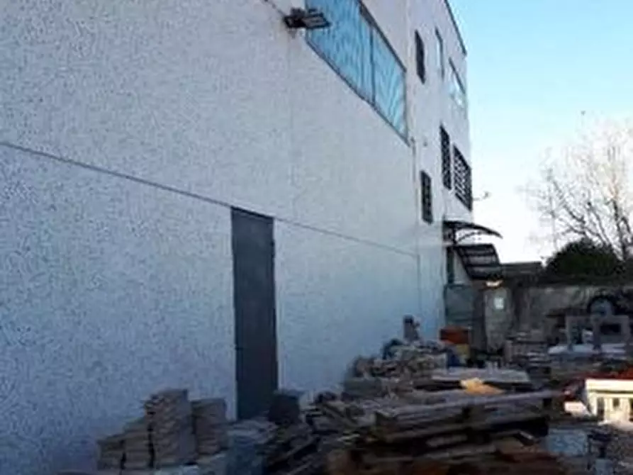 Immagine 2 di Negozio in vendita  252 a Volpiano