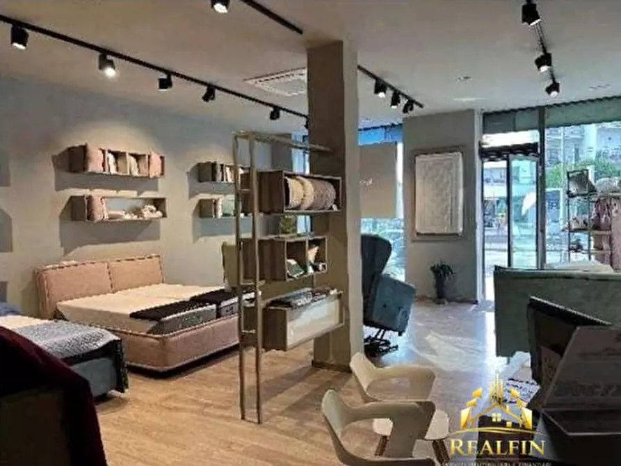 locale commerciale in vendita ad Aversa