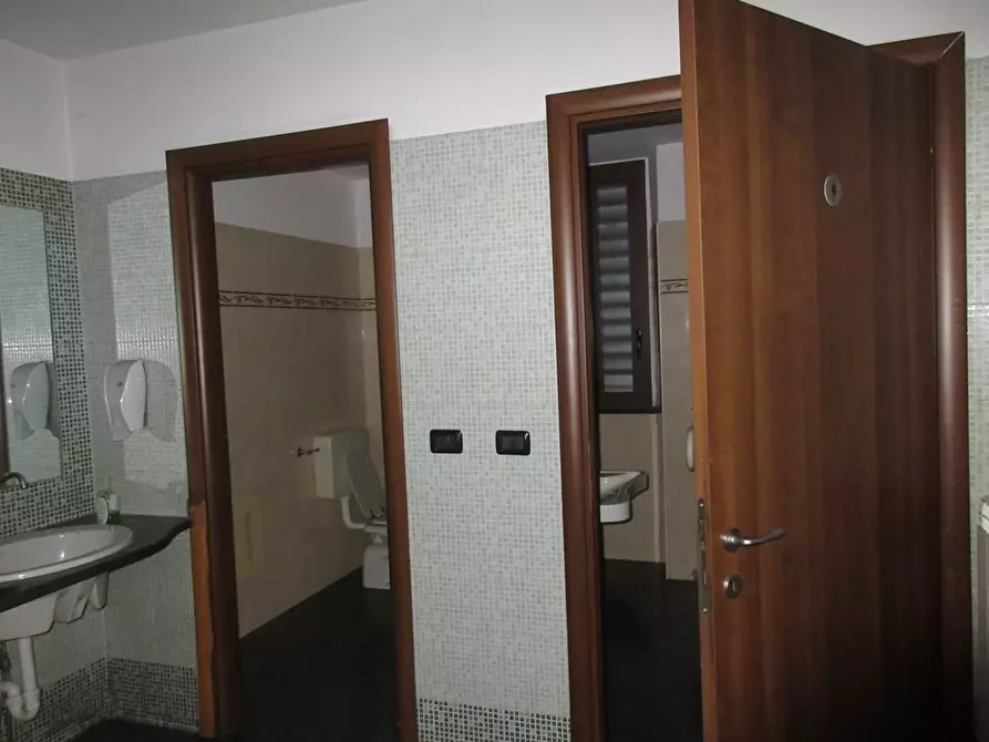 Immagine 8 di Negozio in vendita  19 a Torino