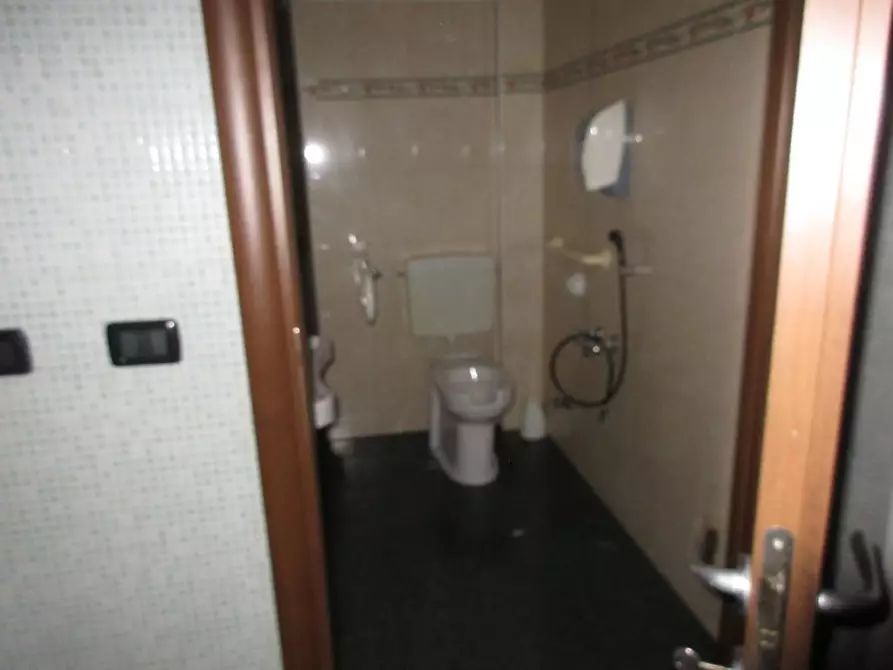 Immagine 9 di Negozio in vendita  19 a Torino