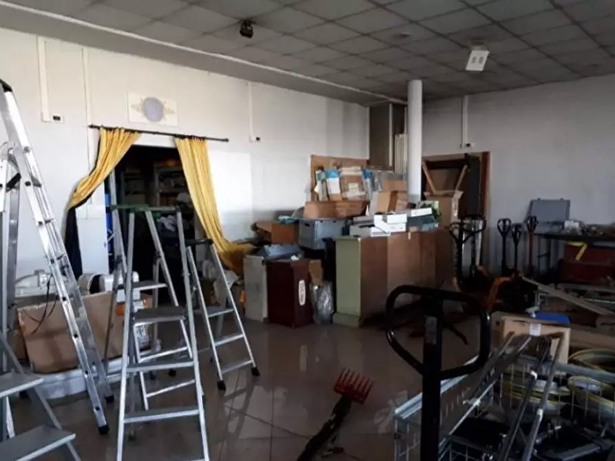 Immagine 10 di Negozio in vendita  252 a Volpiano