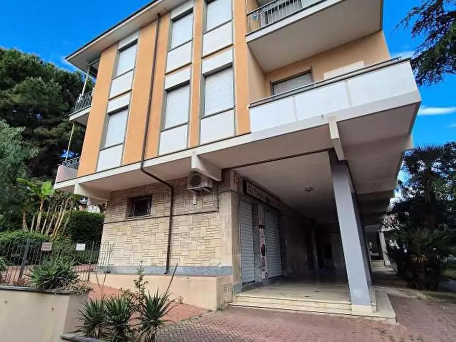 Immagine 2 di Negozio in vendita  51 a Loano