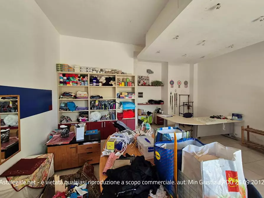 Immagine 9 di Negozio in vendita  51 a Loano