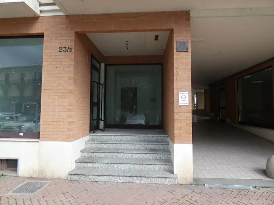 Immagine 2 di Negozio in vendita  25 a Moncalieri