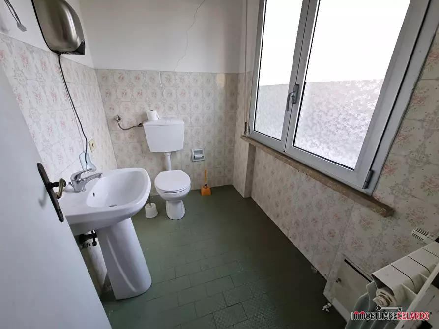 Immagine 8 di Negozio in vendita  a Poggibonsi