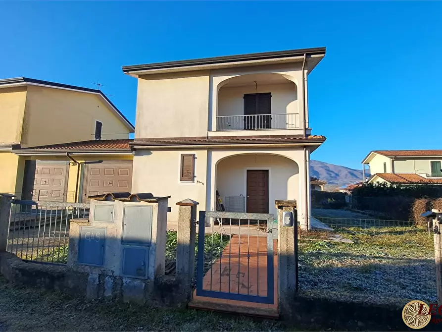 Immagine 1 di Casa semindipendente in vendita  s.n.c. a Villafranca In Lunigiana