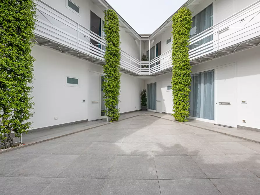 Immagine 3 di Palazzo in vendita  a Palermo