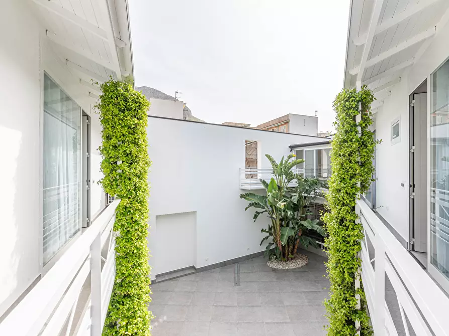 Immagine 6 di Palazzo in vendita  a Palermo