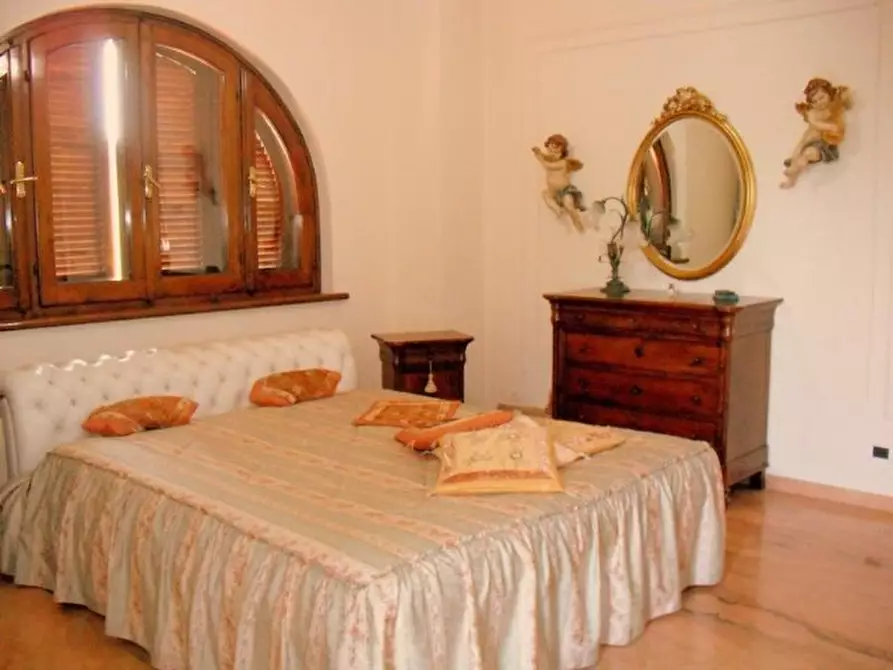 Immagine 6 di Villa in vendita  a Massa