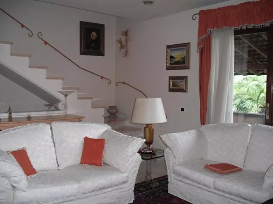 Immagine 3 di Villa in vendita  a Massa
