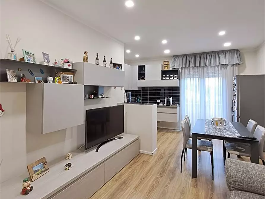 Immagine 2 di Appartamento in vendita  a Viareggio