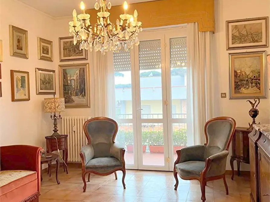 Immagine 3 di Appartamento in vendita  a Viareggio