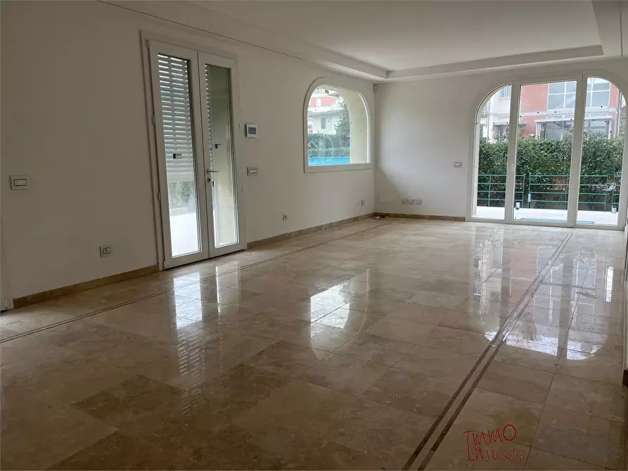 Immagine 1 di Appartamento in vendita  a Viareggio