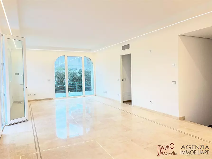 Immagine 2 di Appartamento in vendita  a Viareggio